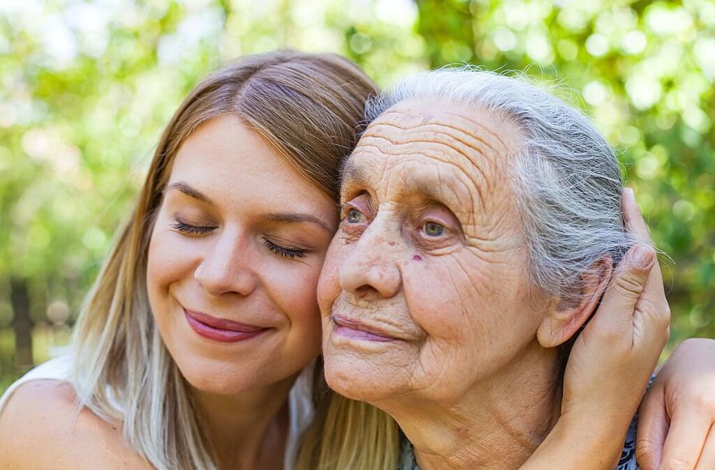 Figlia si prende cura della nonna con Alzheimer