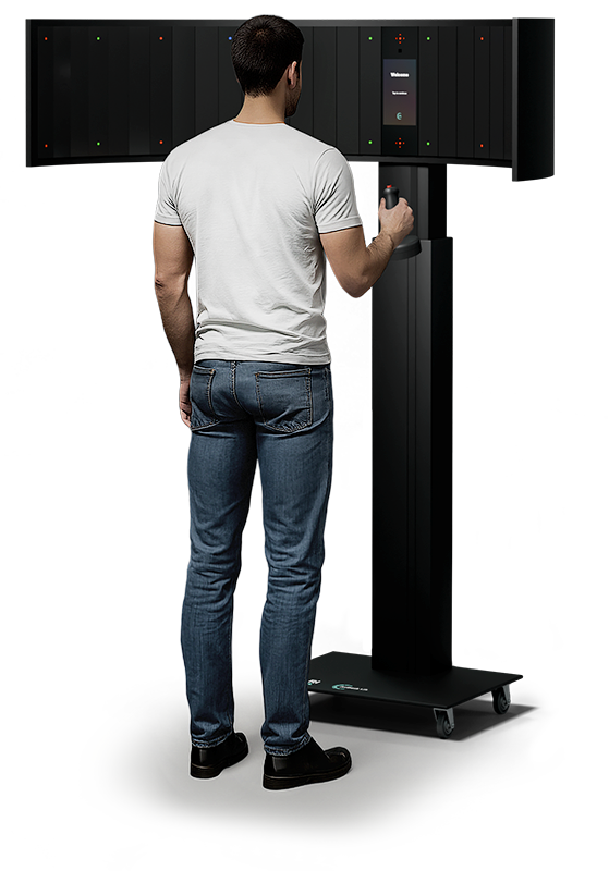 Uomo in piedi con joystick in mano durante una sessione di allenamento con AvDesk Lift
