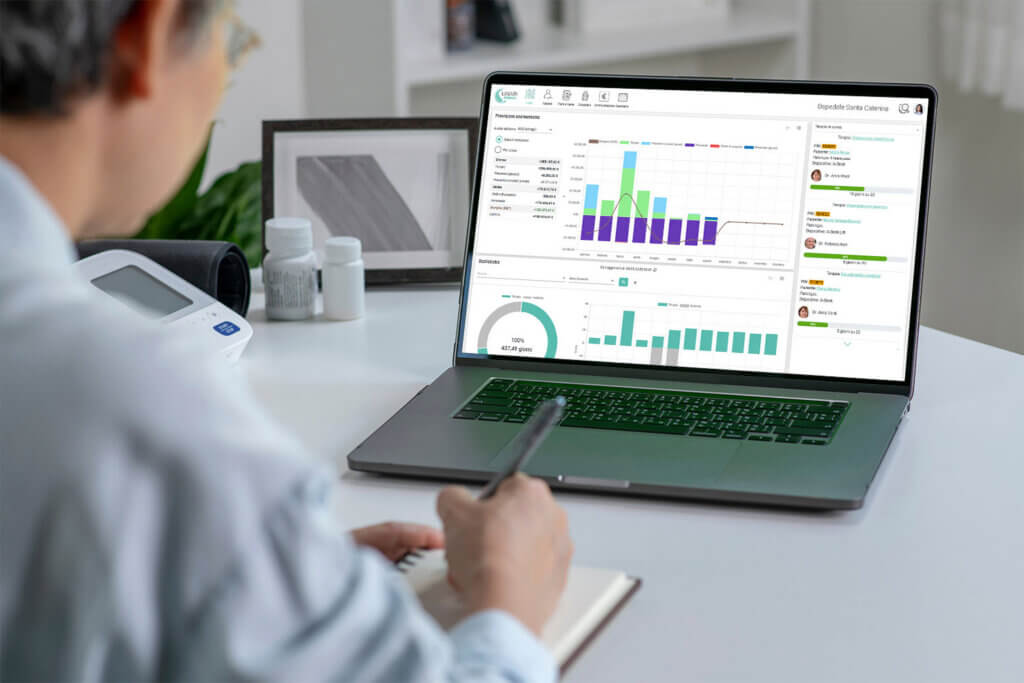 Un dottore analizza i grafici AvDesk sul monitor del PC, generati dalla piattaforma Linari Medical Cloud.