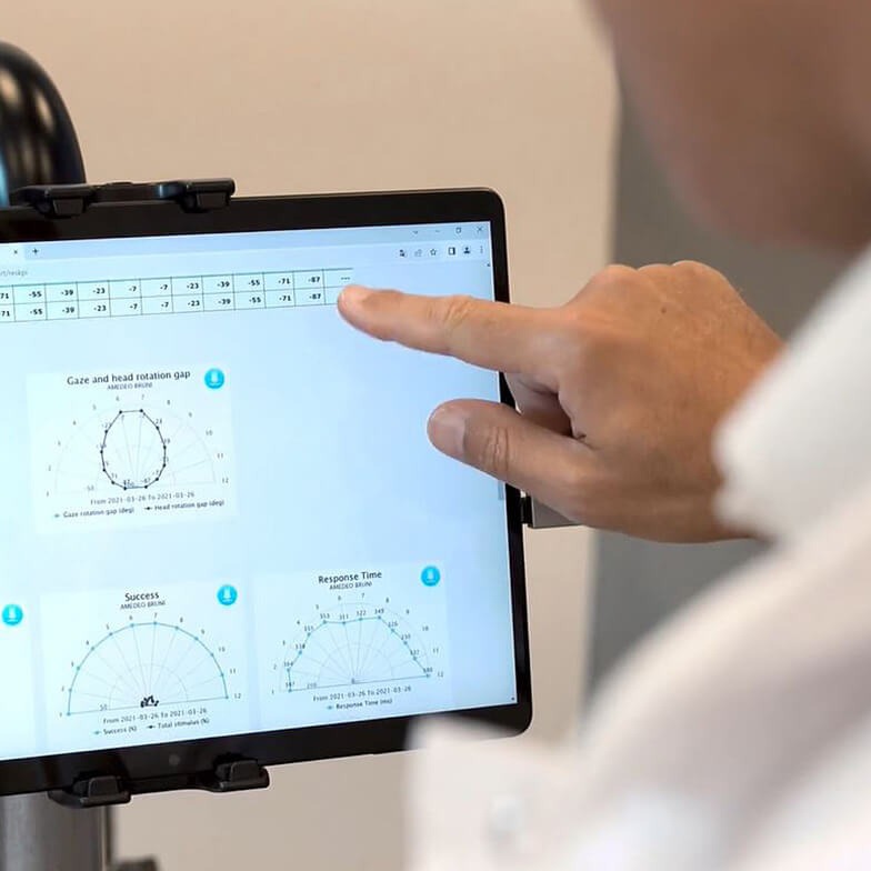 Specialista che analizza su tablet i grafici di una seduta AvDesk