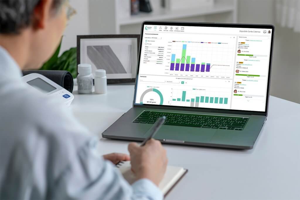 Specialista che consulta la piattaforma Linari Medical Cloud su un laptop