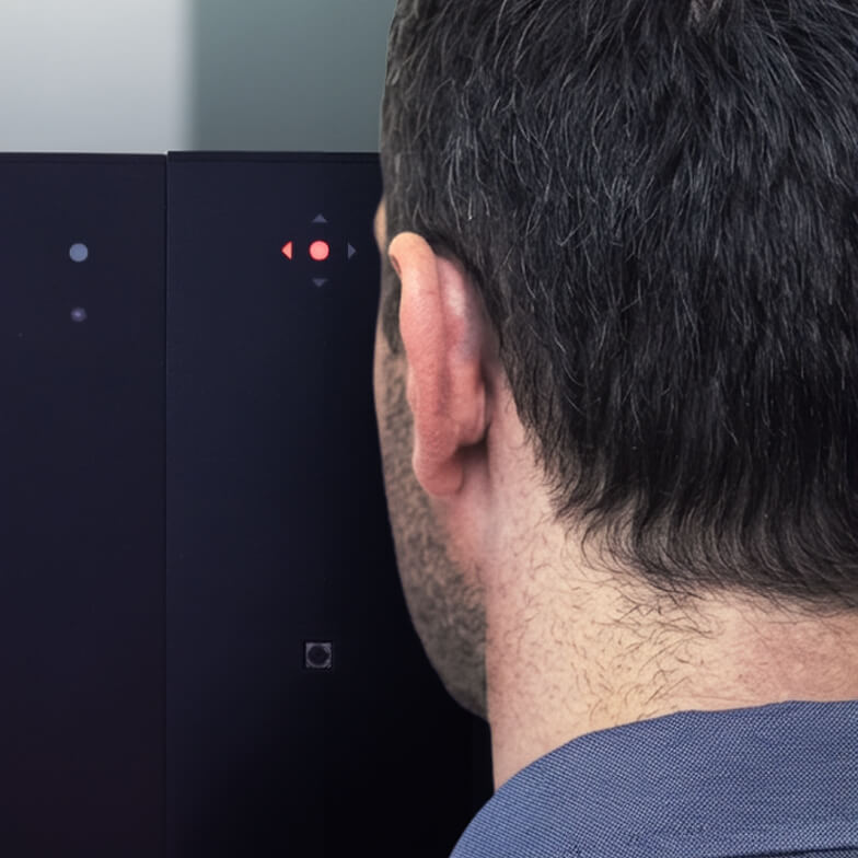 Paziente davanti al pannello AvDesk con le frecce luminose che indicano la direzione corretta